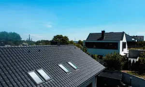 Nowoczesne domy z ciemną dachówką ceramiczną. Sprawdź, jaka jest dachówka ceramiczna cena za m2.