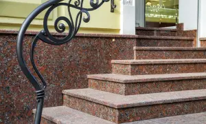 Jak dbać o schody granitowe, aby uniknąć ich zniszczenia i przebarwień