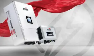 Dwa falowniki Afore, jeden większy, drugi mniejszy, z czerwonym materiałem w tle. To zaawansowane urządzenia do przetwarzania energii, które pomagają w efektywnym wykorzystaniu **wlz**.