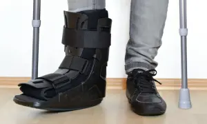 Jak chodzić w ortezie po schodach bez ryzyka kontuzji i bólu