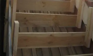 Drewniane szalunki schodów w budowie, widok z góry.