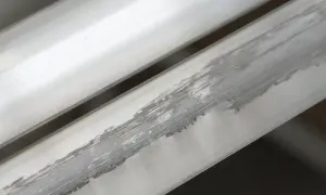 Aluminium nie rdzewieje, ale może ulec korozji, co widać na tych dwóch metalowych profilach.