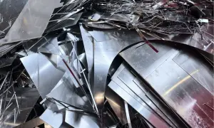 Stos złomu aluminium, który może wpłynąć na to, ile kosztuje kilogram aluminium.