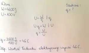 Obliczenia pokazują wzór na natężenie prądu q=W/U, gdzie W=4600J, U=100V, co daje q=46C.