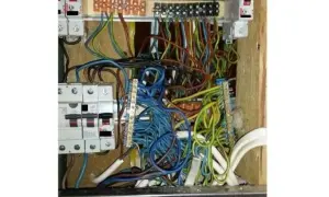 Jakie przewody elektryczne do domu drewnianego - uniknij niebezpieczeństw