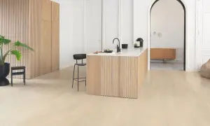 Minimalistyczna kuchnia w stylu japandi z drewnianą zabudową i wyspą. Jasne drewno, czarne akcenty i duża roślina tworzą harmonijną przestrzeń.
