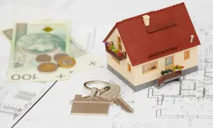 Model domu, klucze, pieniądze i plany architektoniczne. To wszystko składa się na wstępny kosztorys budowy wymarzonego domu.