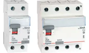 Dwa wyłączniki różnicowoprądowe (rcd) Legrand TX3 25A 30mA, białe, z szarym przełącznikiem i przezroczystą osłonką.