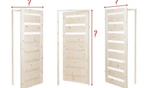 Jakie otwory pod drzwi 80? Trzy widoki drewnianych drzwi z pytajnikami i miarkami wskazującymi na wymiary.