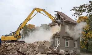 Ile kosztuje rozbiórka domu drewnianego? Sprawdź, co wpłynie na cenę