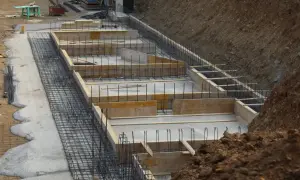 Budowa trwa, widać zbrojenie i szalunki pod ławy fundamentowe.