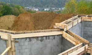 Fundamenty domu w budowie, zbrojenie i szalunki. Widać, ile jest ważne pozwolenie na budowę, by móc rozpocząć prace.