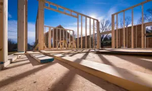 Ile kosztuje fundament pod dom drewniany? Ceny i porady na start