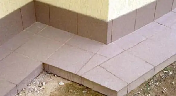 Wykonana opaska wokół domu z płytek ceramicznych, chroniąca fundament przed wilgocią.