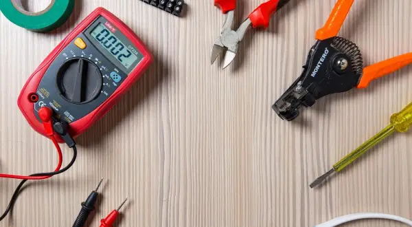 Narzędzia elektryczne: multimetr, kombinerki, ściągacz izolacji, śrubokręt, taśma izolacyjna i złączka. Gotowe do pracy, jak **yaky** do zadania.