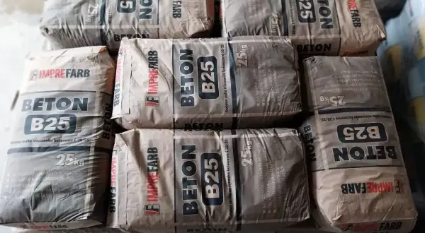 Siedem worków betonu B25 po 25 kg każdy. Ile worków betonu na m3? Zależy od potrzeb, ale to dobry początek.