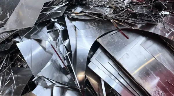 Stos złomu aluminium, który może wpłynąć na to, ile kosztuje kilogram aluminium.
