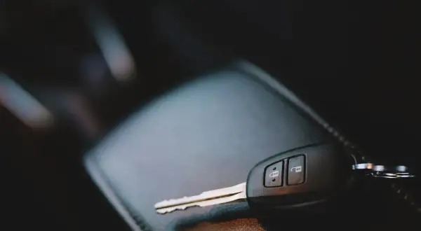 Kluczyk samochodowy na ciemnym tle. Zastanawiasz się, ile kosztuje dorobienie klucza?