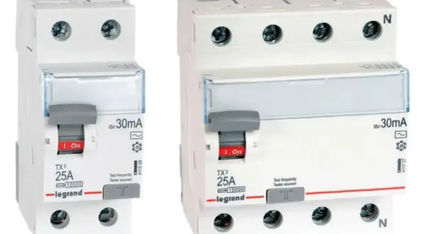 Dwa wyłączniki różnicowoprądowe (rcd) Legrand TX3 25A 30mA, białe, z szarym przełącznikiem i przezroczystą osłonką.