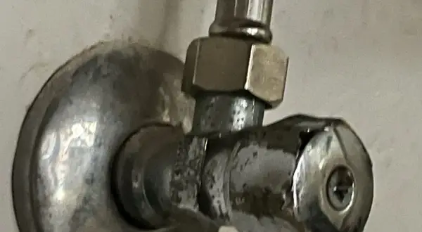 Metalowy zawór wody. Aby zakręcić wodę, obróć pokrętło w prawo.