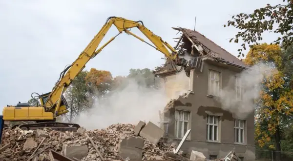 Ile kosztuje rozbiórka domu drewnianego? Sprawdź, co wpłynie na cenę