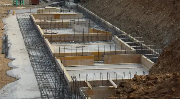 Budowa trwa, widać zbrojenie i szalunki pod ławy fundamentowe.