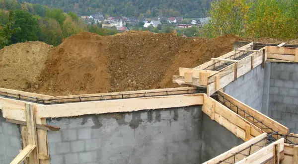 Fundamenty domu w budowie, zbrojenie i szalunki. Widać, ile jest ważne pozwolenie na budowę, by móc rozpocząć prace.