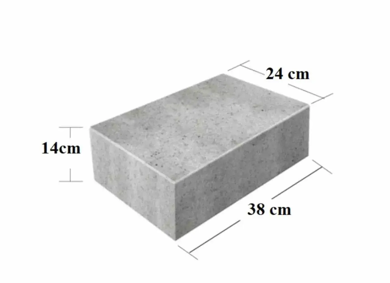 Szary bloczek betonowy o wymiarach 38x24x14 cm. Zastanawiasz się, ile waży bloczek betonowy?