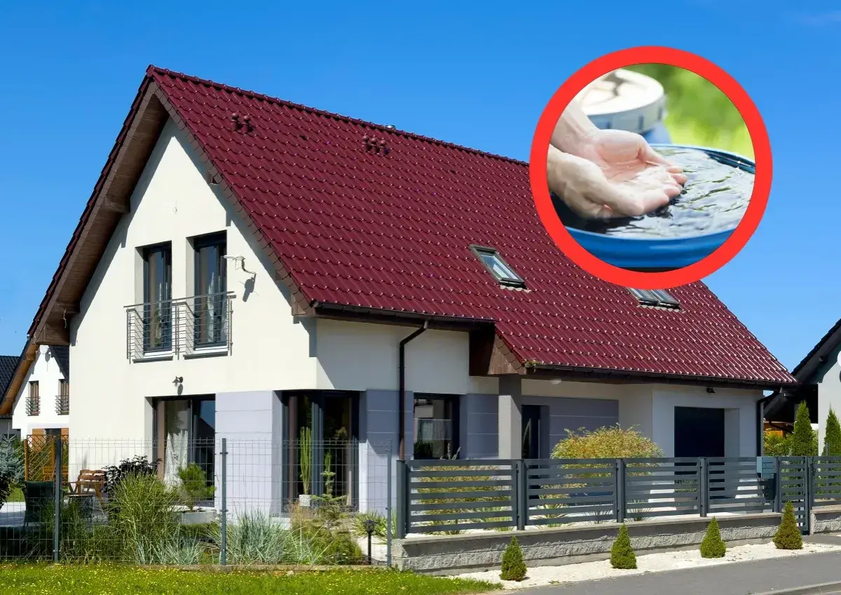 Nowy dom z czerwonym dachem i systemem zbierania deszczówki. Dofinansowanie do deszczówki ułatwia oszczędzanie wody.