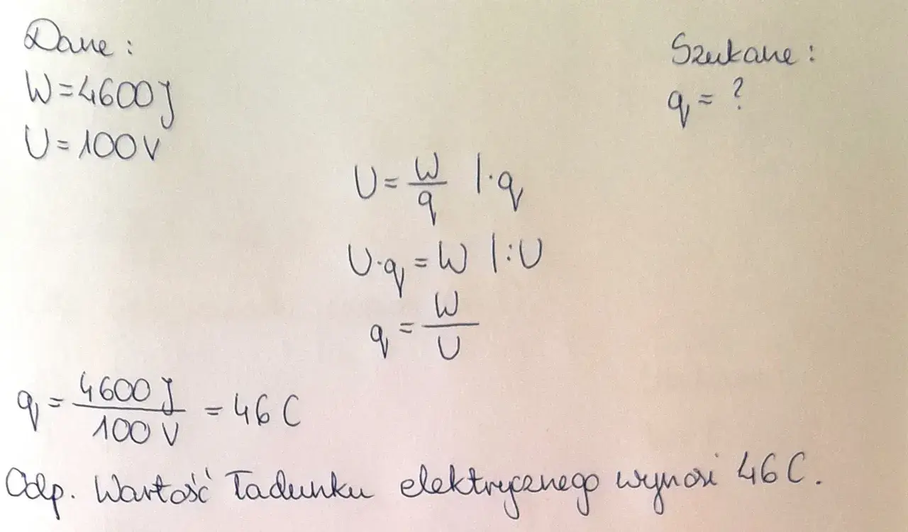 Obliczenia pokazują wzór na natężenie prądu q=W/U, gdzie W=4600J, U=100V, co daje q=46C.