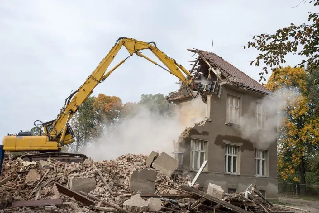 Ile kosztuje rozbiórka domu drewnianego? Sprawdź, co wpłynie na cenę