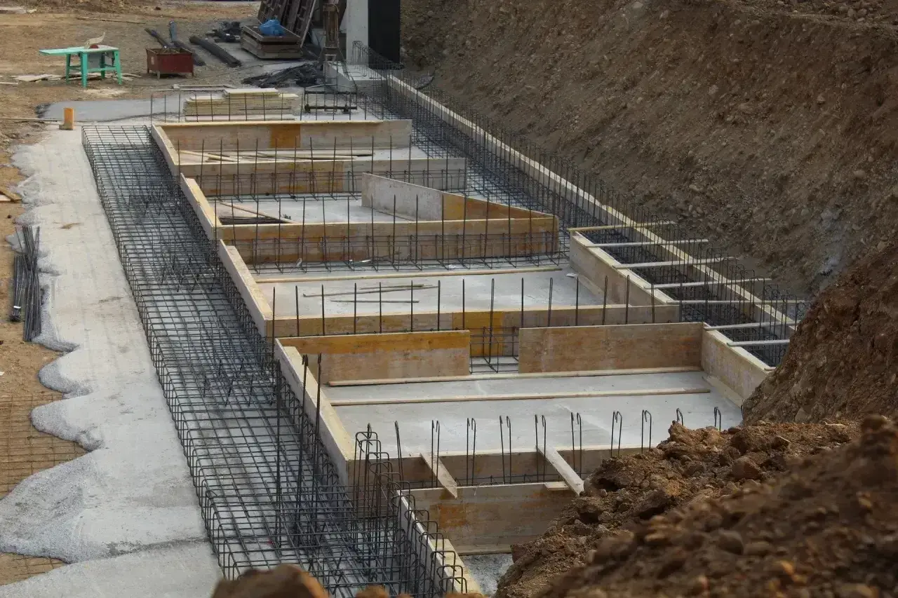 Budowa trwa, widać zbrojenie i szalunki pod ławy fundamentowe.
