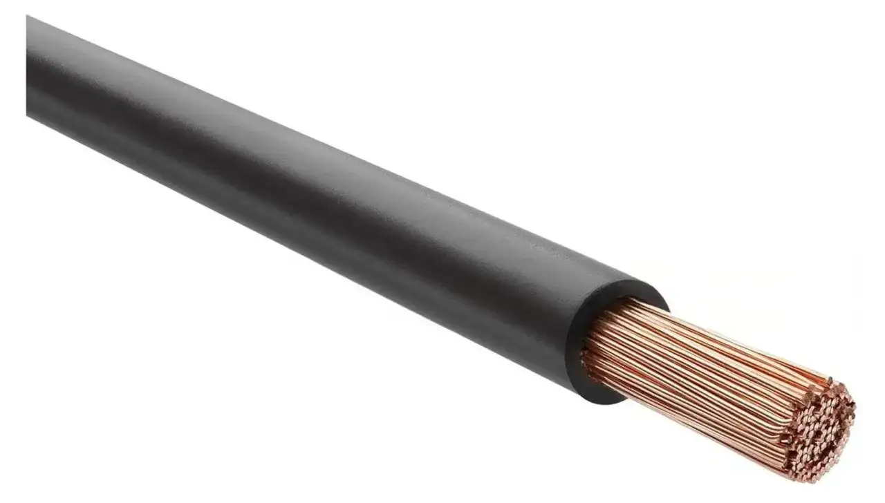 Gruby, czarny kabel z widocznym, miedzianym, wielożyłowym przewodem. Idealny do przesyłu energii, jak lgy.