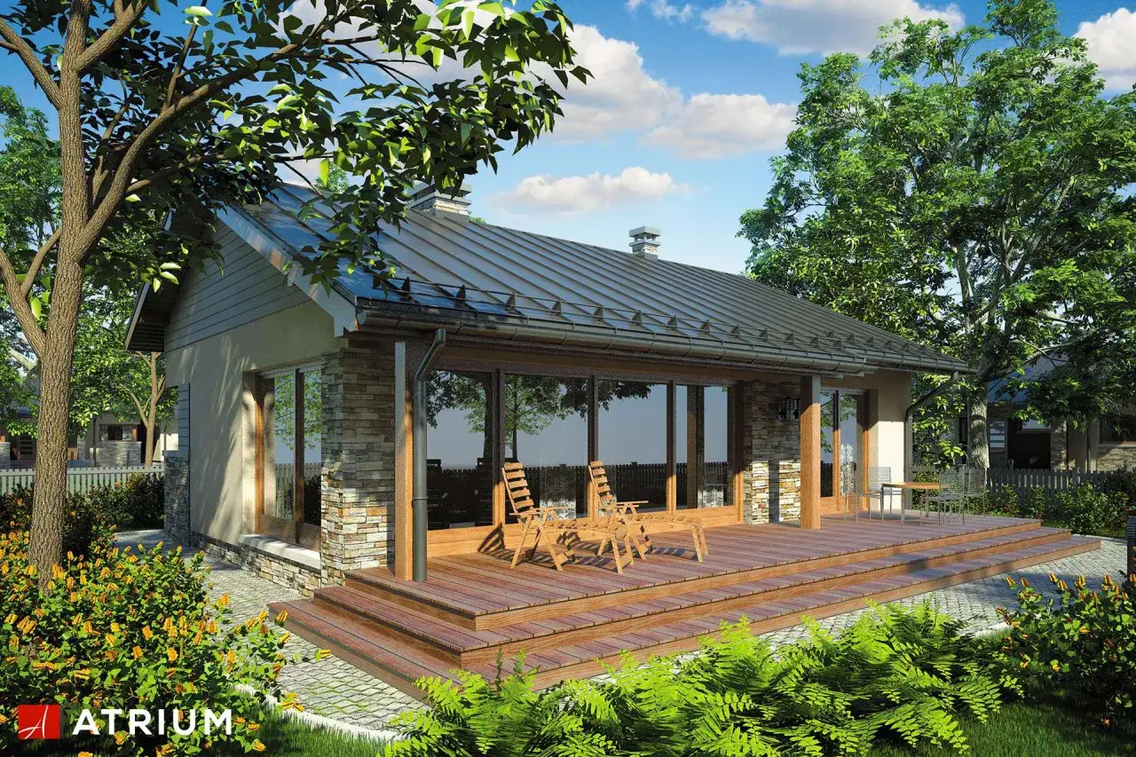 Nowoczesny bungalow z drewnianym tarasem i dwoma leżakami, otoczony zielenią i kwitnącymi krzewami.