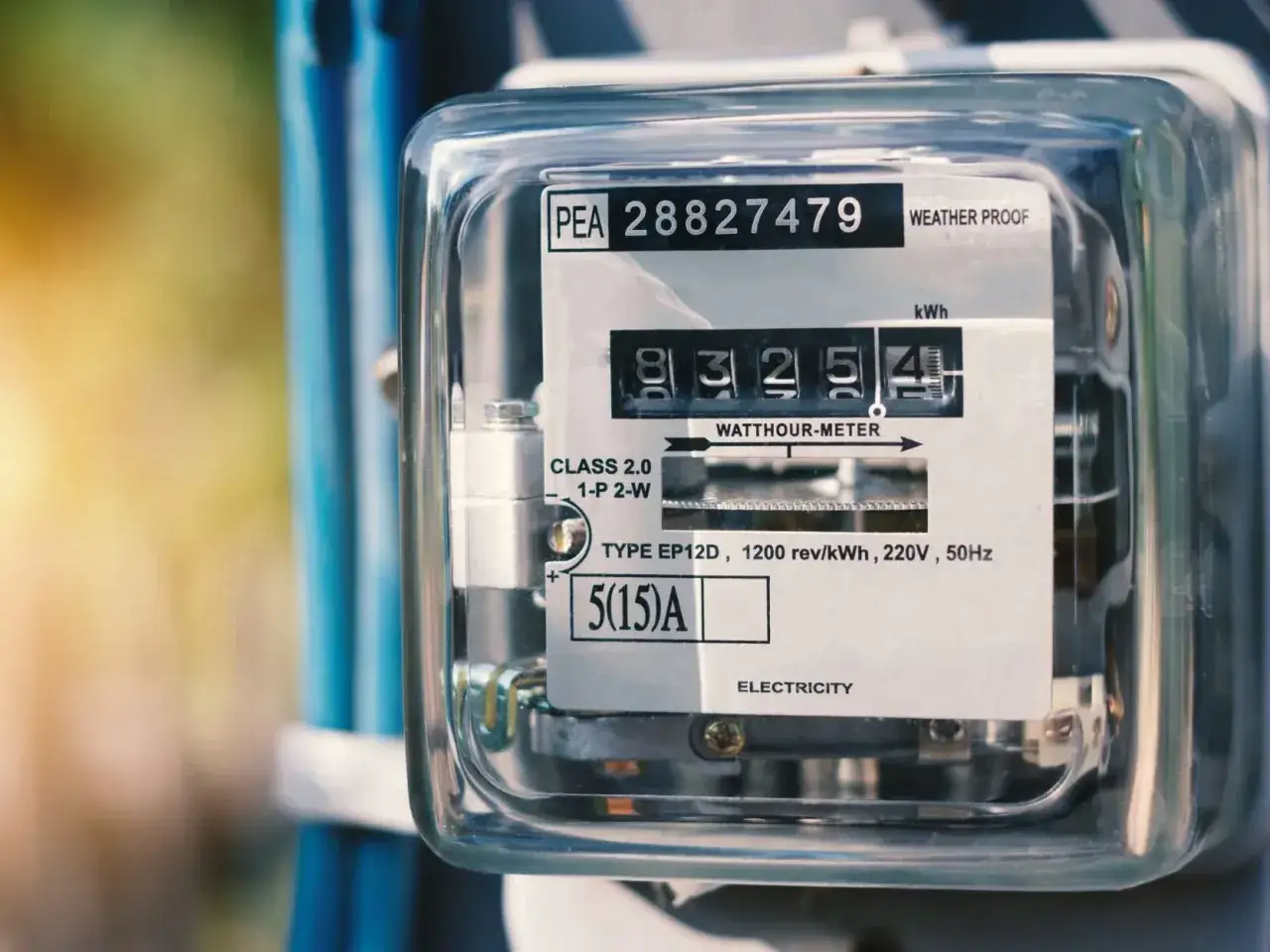 Licznik energii elektrycznej, podobny do tych stosowanych w taryfie G11 Tauron, pokazuje zużycie 8325,4 kWh.
