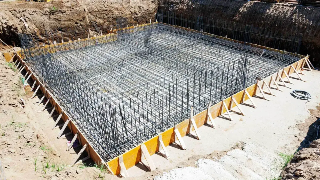 Siatka zbrojeniowa na ławy fundamentowe w wykopie budowlanym.