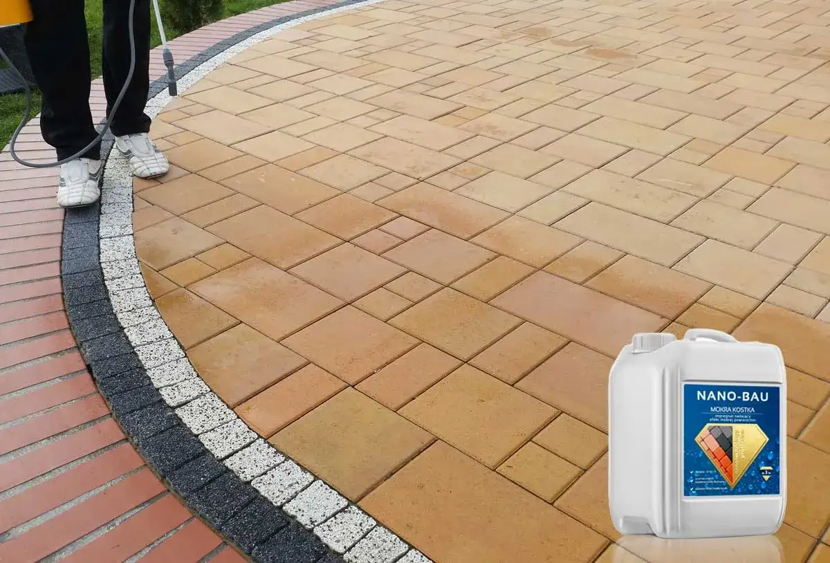 Aplikacja preparatu Nano-Bau na kostkę brukową, tworząc efekt mokrej kostki. Kanister z produktem widoczny obok.