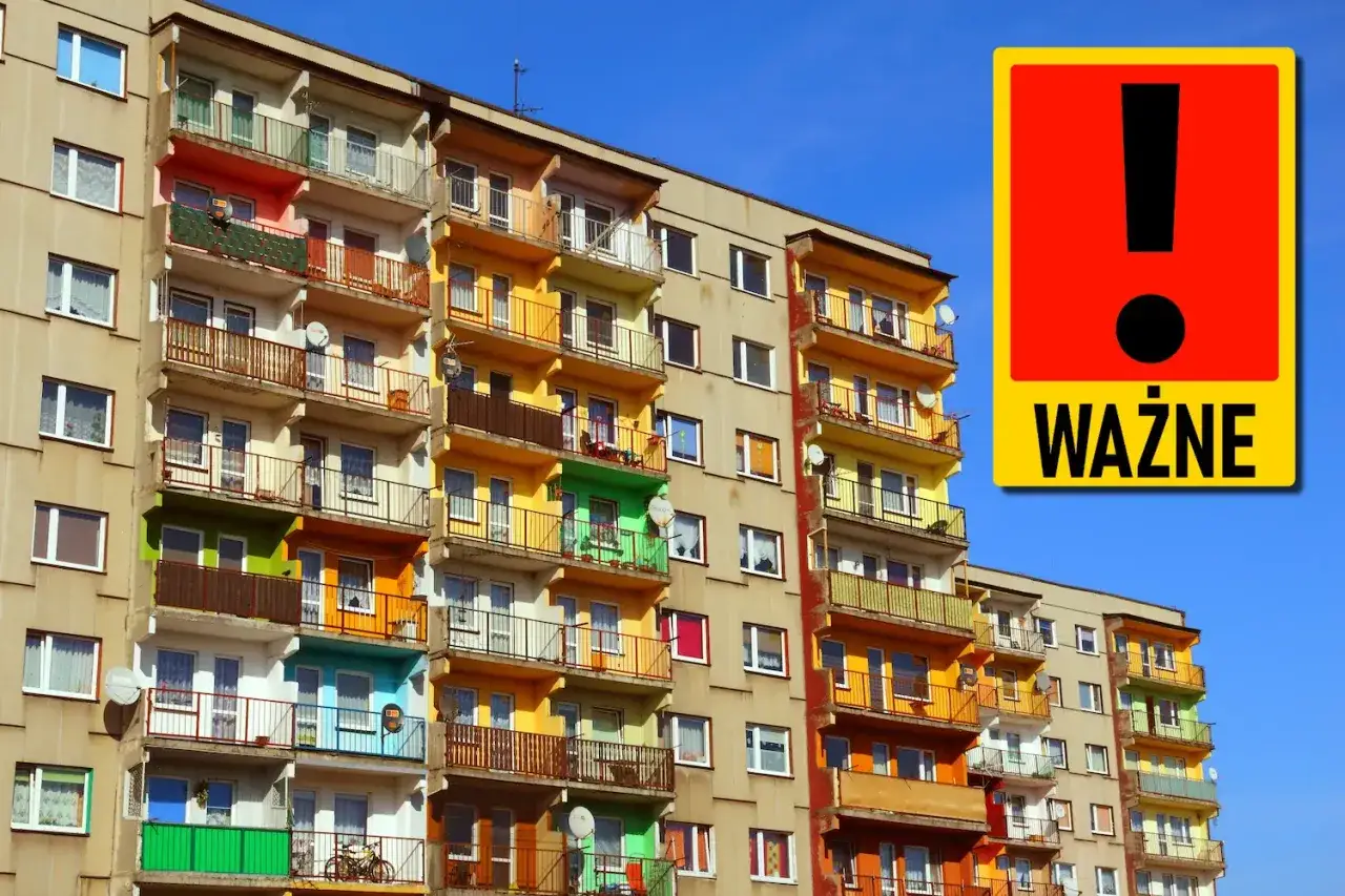 Kolorowe balkony na blokach z wielkiej płyty. Obok znak ostrzegawczy z napisem 