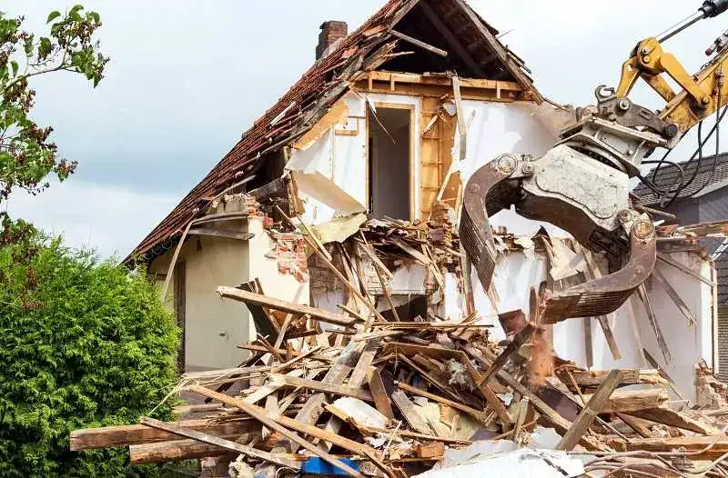 Zdjęcie Ile kosztuje rozbiórka domu drewnianego? Sprawdź, co wpłynie na cenę