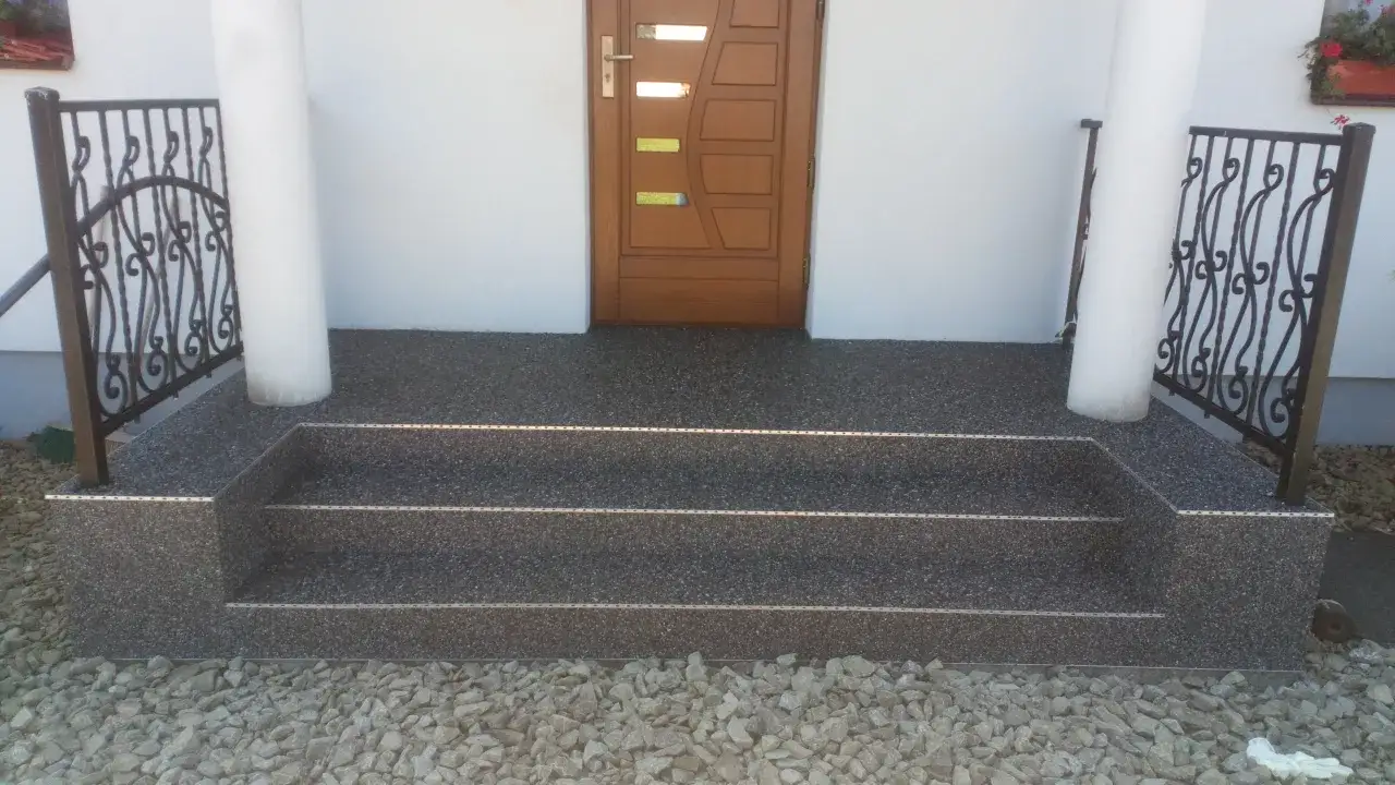 Zdjęcie Jak położyć kamienny dywan na schody - uniknij najczęstszych błędów