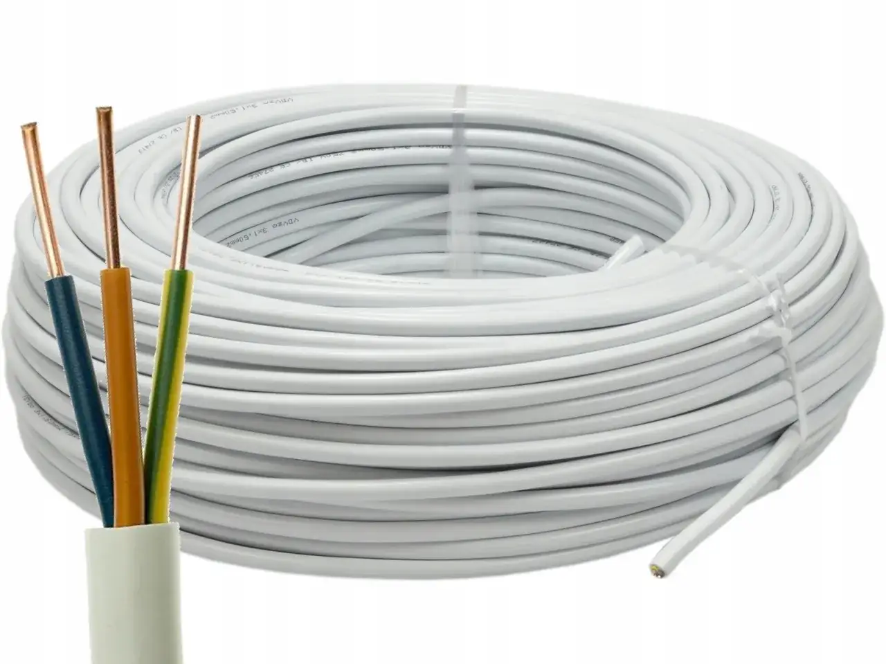 Biały kabel elektryczny YDYzo 3x1.50mm2 zwinięty w krąg, z widocznymi trzema żyłami: niebieską, brązową i żółto-zieloną.