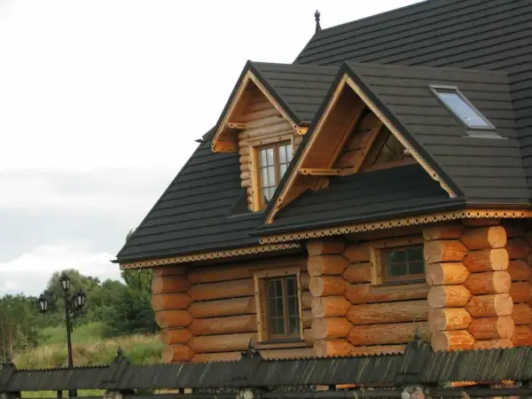 Ile kosztuje ubezpieczenie domu drewnianego? Sprawdź, co wpływa na cenę