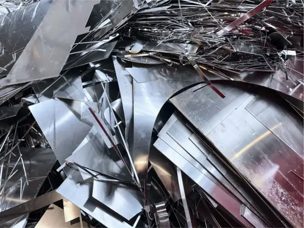 Stos złomu aluminium, który może wpłynąć na to, ile kosztuje kilogram aluminium.