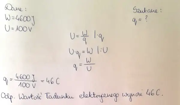 Obliczenia pokazują wzór na natężenie prądu q=W/U, gdzie W=4600J, U=100V, co daje q=46C.