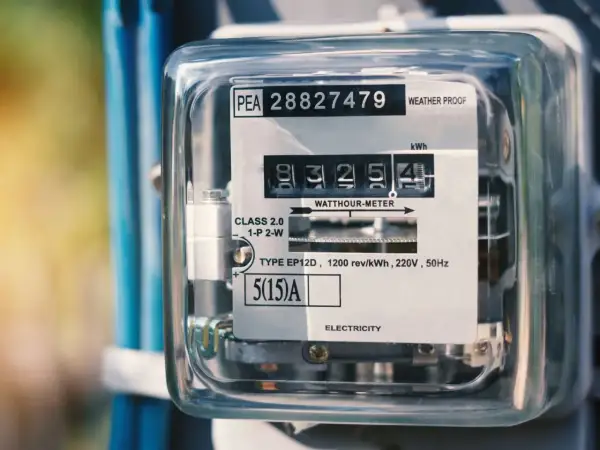 Licznik energii elektrycznej, który jest podstawą do naliczania rachunków za prąd. Widoczny numer seryjny i wskazanie licznika.